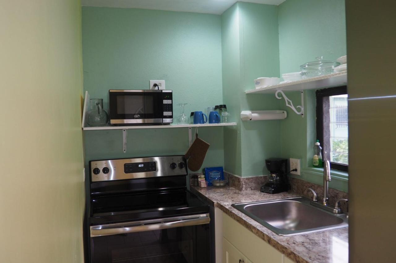 The Green Iguana Hotel ชาร์ลอตต์อะมาลี ภายนอก รูปภาพ