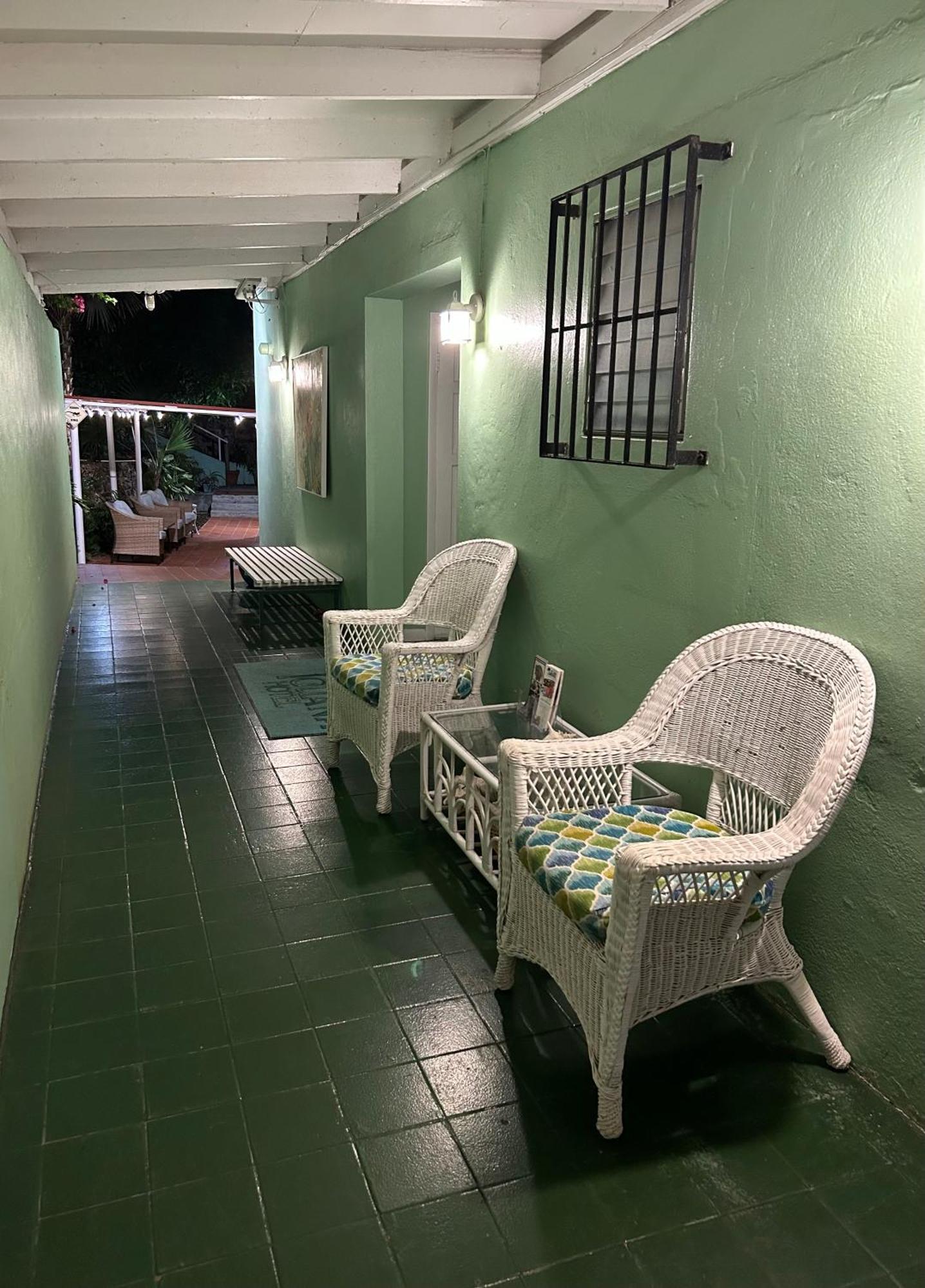 The Green Iguana Hotel ชาร์ลอตต์อะมาลี ภายนอก รูปภาพ